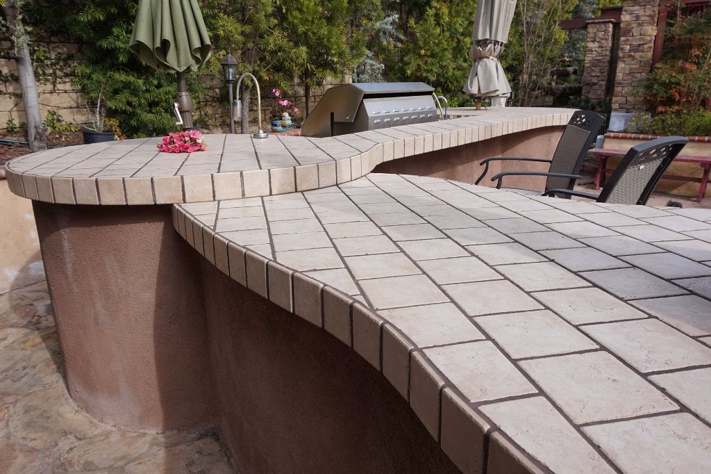 Serpentine tiled countertop of the outdoor kitchen seen from above